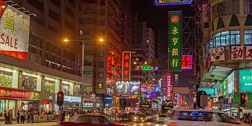 Verlichte reclame bij nacht in Hong Kong van t.ART
