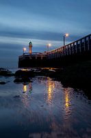 l'embarcadère de Nieuwpoort avec le phare sur la côte belge à l'heure bleue, Belgique