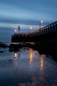 de pier van Nieuwpoort met de vuurtoren aan de Belgische kust tijdens het blauwe uurtje, Belgie