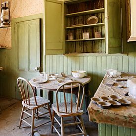 Vervallen huis. Ghost town. van Ingeborg van Bruggen