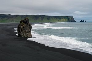 Zwart strand in IJsland van Tim Vlielander