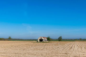 Prairie, Verlaten schuur in open veld van Patrick Verhoef