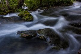 Stromend water met engelenhaar langs de rotsen sur Jordi Wallenburg