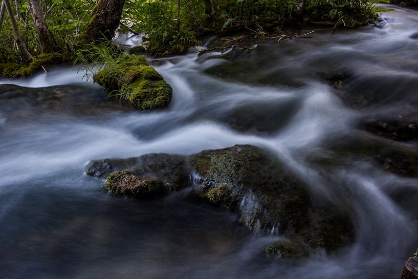Stromend water met engelenhaar langs de rotsen by Jordi Wallenburg
