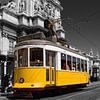 Lissabon, Portugal. Lebendige klassische gelbe Straßenbahn und Rua Augusta Street Monumental Arch. S/W Selektive Farbe von SPJE ART
