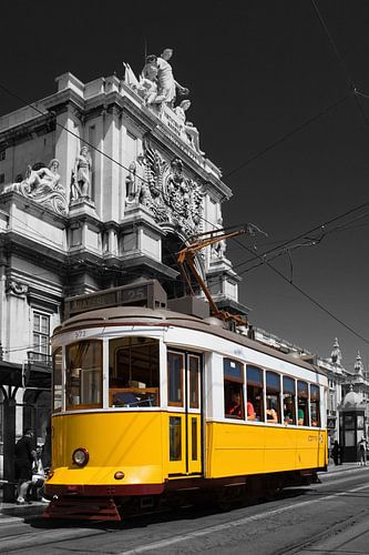 Lissabon, Portugal. Lebendige klassische gelbe Straßenbahn und Rua Augusta Street Monumental Arch. S/W Selektive Farbe