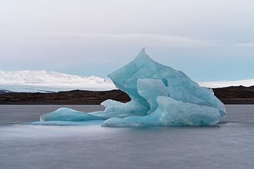 Großer blauer Eisberg vor einem Gletscher