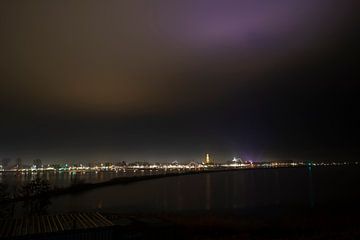 de skyline van enkhuizen by night