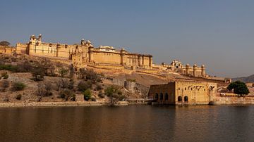 Amber Fort bij Jaipur in India van Roland Brack