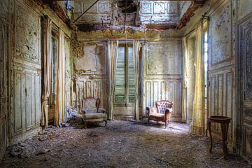 De verlaten salon in een oud kasteel