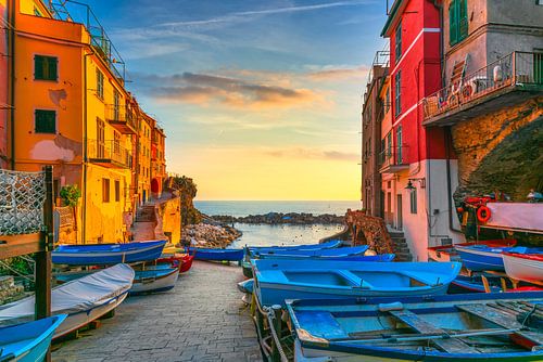 Riomaggiore dorpsstraat en boten bij zonsondergang. Cinque Terre