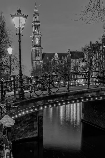 Blauwe uurtje op de Prinsengracht in Amsterdam van Foto Amsterdam/ Peter Bartelings