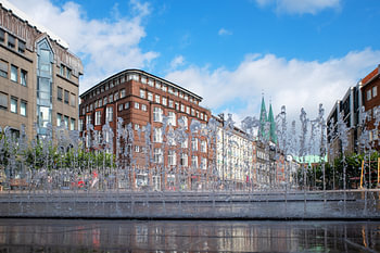 Lübeck Stadtmitte mit Wasserspielen im Sommer