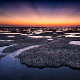 Coucher de soleil sur la mer des Wadden néerlandaise, site classé au patrimoine de l'UNESCO sur Michael Kuijl