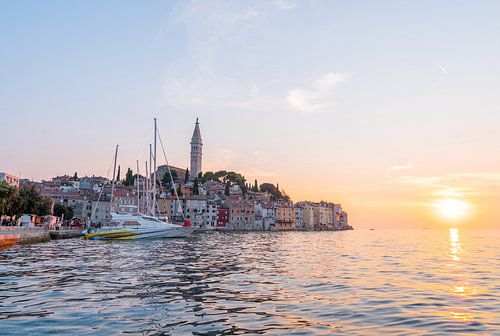Die schöne, romantische Altstadt von Rovinj in Kroatien am Wasser