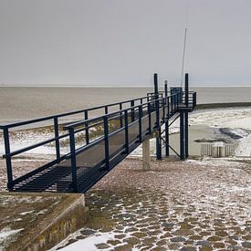 Wintery Waddensea à Roptazijl. Des flocons de glace flottent sur l'eau de la Waddensea près du Ropta sur Meindert van Dijk