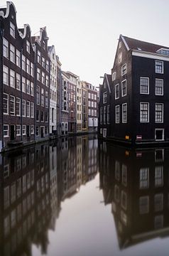 Amsterdam - grachtenpanden met reflecties in de gracht van Thea.Photo