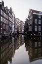 Amsterdam - grachtenpanden met reflecties in de gracht von Thea.Photo Miniaturansicht