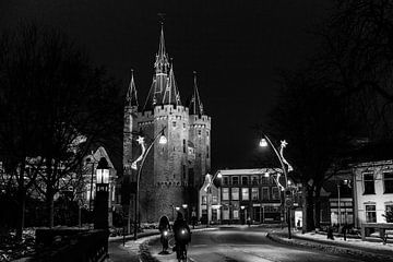 Sassenpoort in Zwolle bij avond. van Janny Beimers