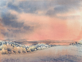 Ciel chaud du soir au-dessus de collines vallonnées