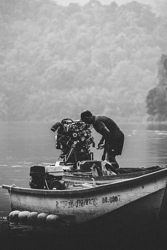 Exploration en bateau à moteur en bois : aventure sur le lac Cheow Lan