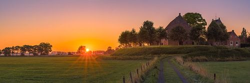 Panorama d'un lever de soleil à Ezinge