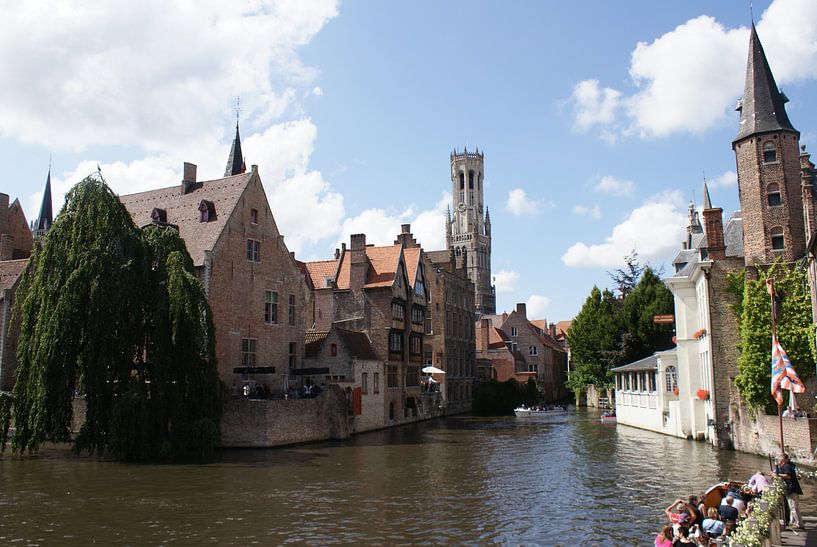 Brugse grachten met uitzicht op Bellefort op een zonnige dag by ticus media