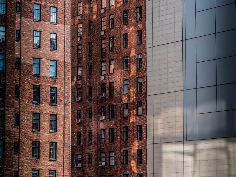 New Yorker Architektur. roter Backstein und moderne Gebäude nebeneinander von Ruurd Dankloff