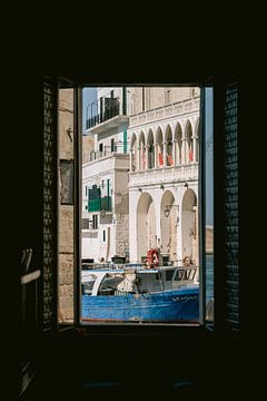 Le port de Monopoli à travers une fenêtre | Italie | photographie de voyage | Italie sur Marika Huisman fotografie