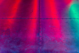 Kleurrijke reflecties op een metalen vloer van Filip D´hooghe