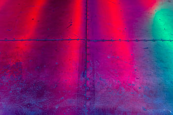 Reflets colorés sur un sol métallique