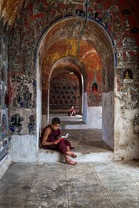 Lerende monniken in klooster in  Nyaung Shwe vlakbij Inle in Myanmar.  van Wout Kok