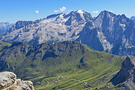 La Marmolada, avec son glacier et la route sinueuse menant au col du Pordoi sur Tomherkules