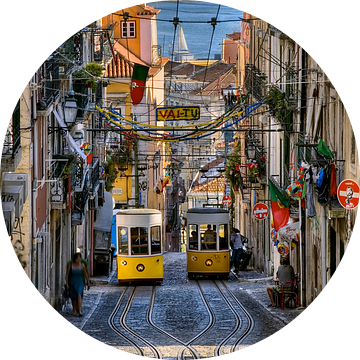 Twee gele trams in Lissabon van Rob van Esch