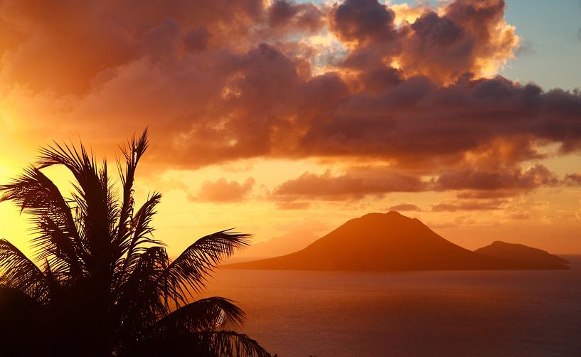 Caribische Zonsondergang met zicht op Sint Eustatius von Bastiaan Van der Ploeg