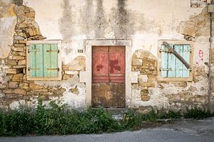 Alte Tür mit Fensterrahmen in Griechenland von Art By Dominic