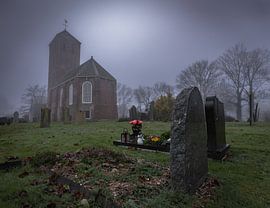 Ein stimmungsvoller, nebliger Morgen an der Nicolaaskerk in Westerland von Bram Lubbers