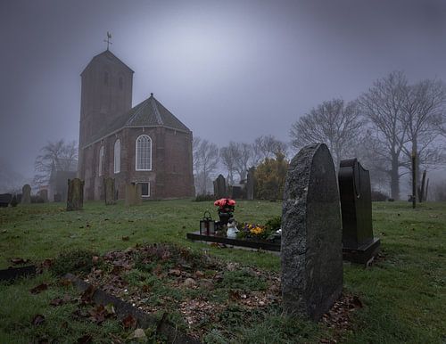 Une matinée brumeuse et pleine de charme près de l'église Saint-Nicolas à Westerland