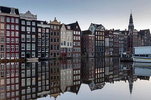Les maisons du canal sur le Damrak à Amsterdam, la capitale des Pays-Bas. sur gaps photography