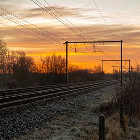 Ochtendzon landschap van een treinspoor van Marcel Derweduwen