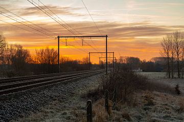 Ochtendzon landschap van een treinspoor van Marcel Derweduwen