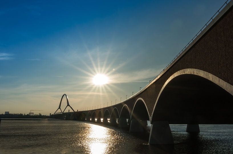 Waalbrug De Oversteek bij Nijmegen tijdens zonsondergang van Patrick Verhoef