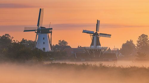 Een mooie sfeervolle ochtend bij de molens in Ten Boer in de provincie Groningen