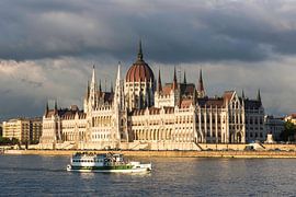 Parliament building Budapest by Frank Herrmann