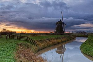 Ominous sky over windmill Meervogel von Ron Buist