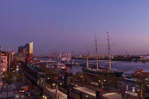 Elbphilharmonie mit Elbe bei Abenddaemmerung