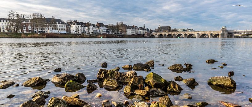 Maastricht - stadsgezicht vanaf de Maas van Henk Verheyen