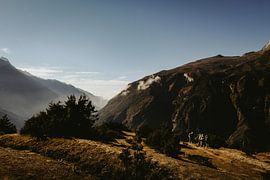 Hikers in the Nepalese mountains by Moniek Kuipers