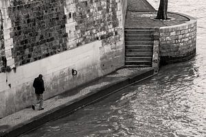 Lonely figure walking along the Seine von Mark Scheper