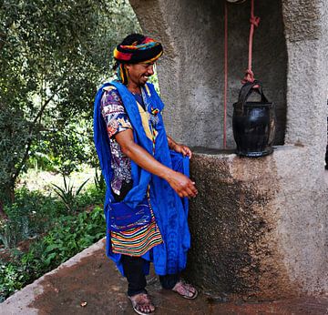 guide dans les gorges du todra (Maroc) au bord du puits sur joyce kool